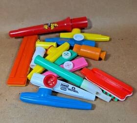 14-items Hohner Vintage Plastic Kazoo Harmonica Noisemaker Music Toy Lot Of 14